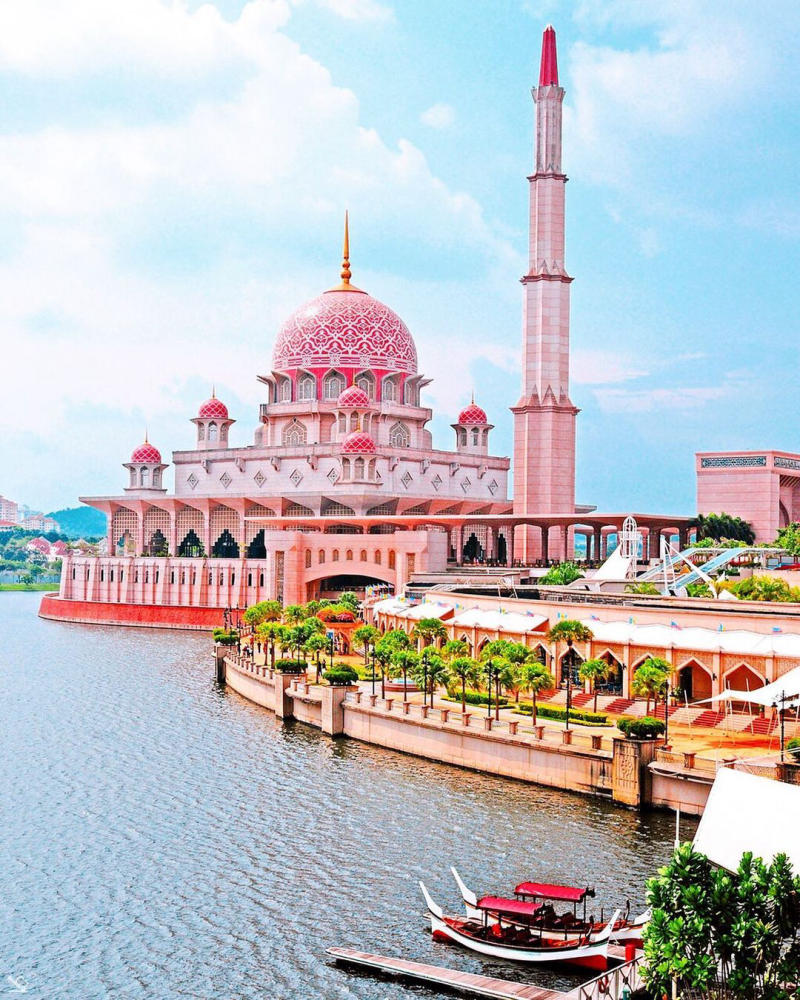 Ngôi thánh đường màu hồng Putra Mosque nguy nga, tráng lệ 3