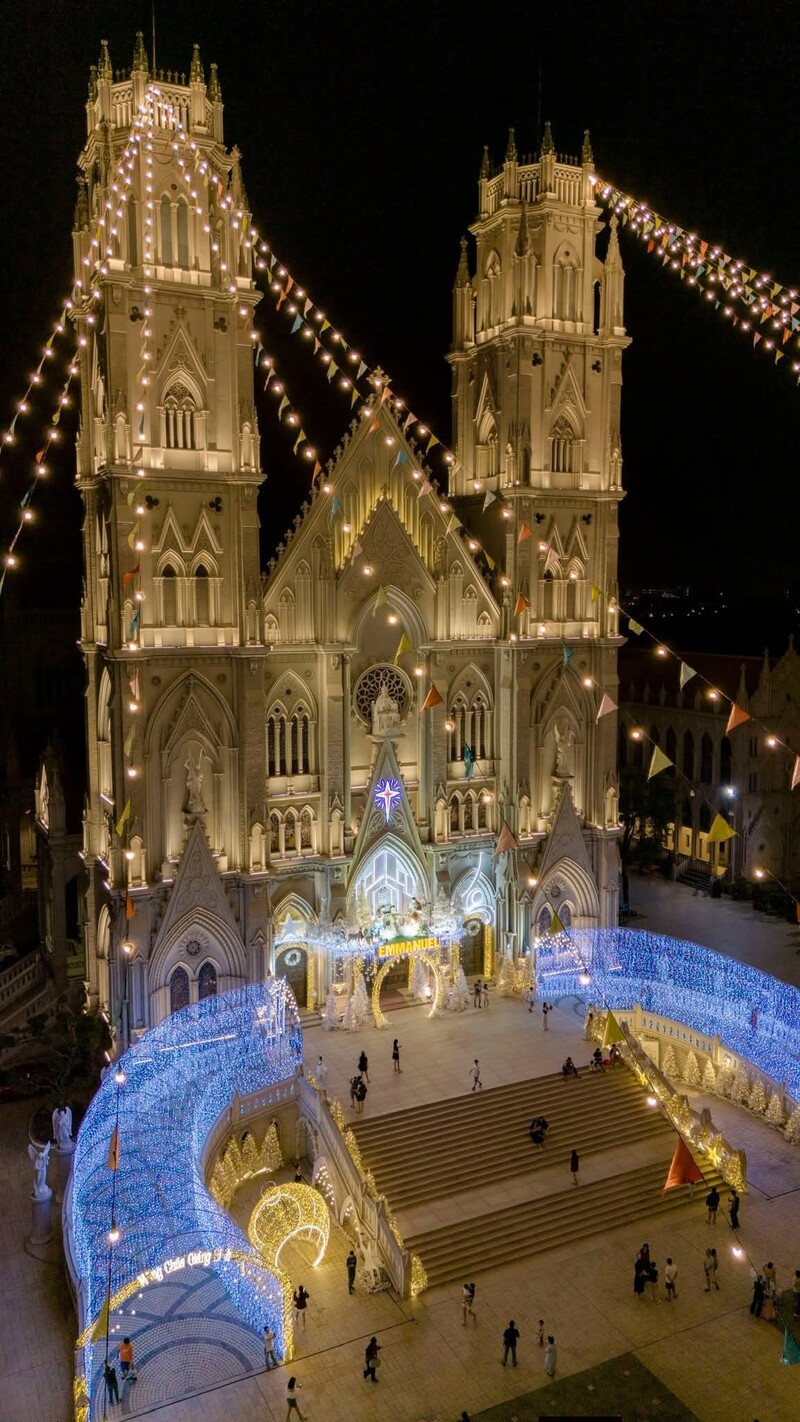 Ghé 10 nhà thờ trang trí Noel đẹp nhất TP.HCM dịp Giáng sinh 2025 8