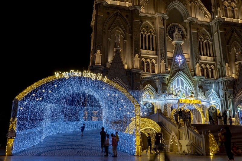 Ghé 10 nhà thờ trang trí Noel đẹp nhất TP.HCM dịp Giáng sinh 2025 7