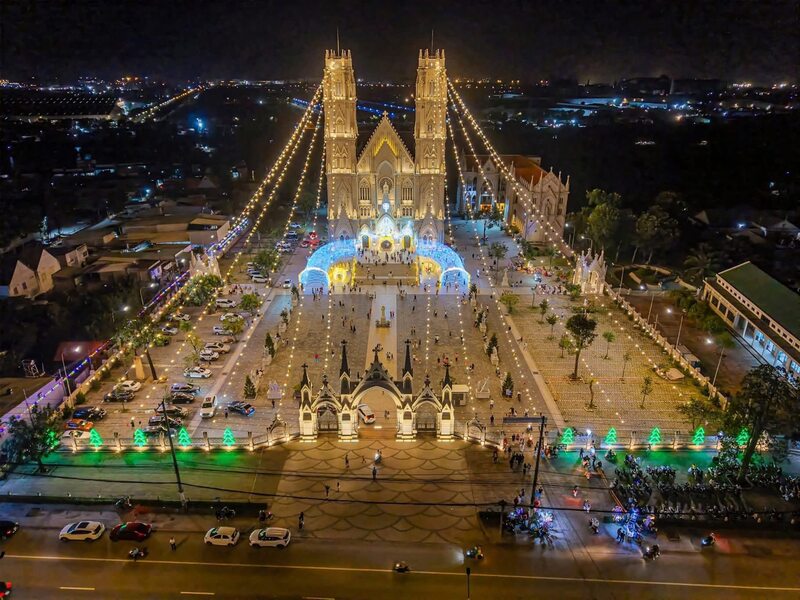 Ghé 10 nhà thờ trang trí Noel đẹp nhất TP.HCM dịp Giáng sinh 2025 9