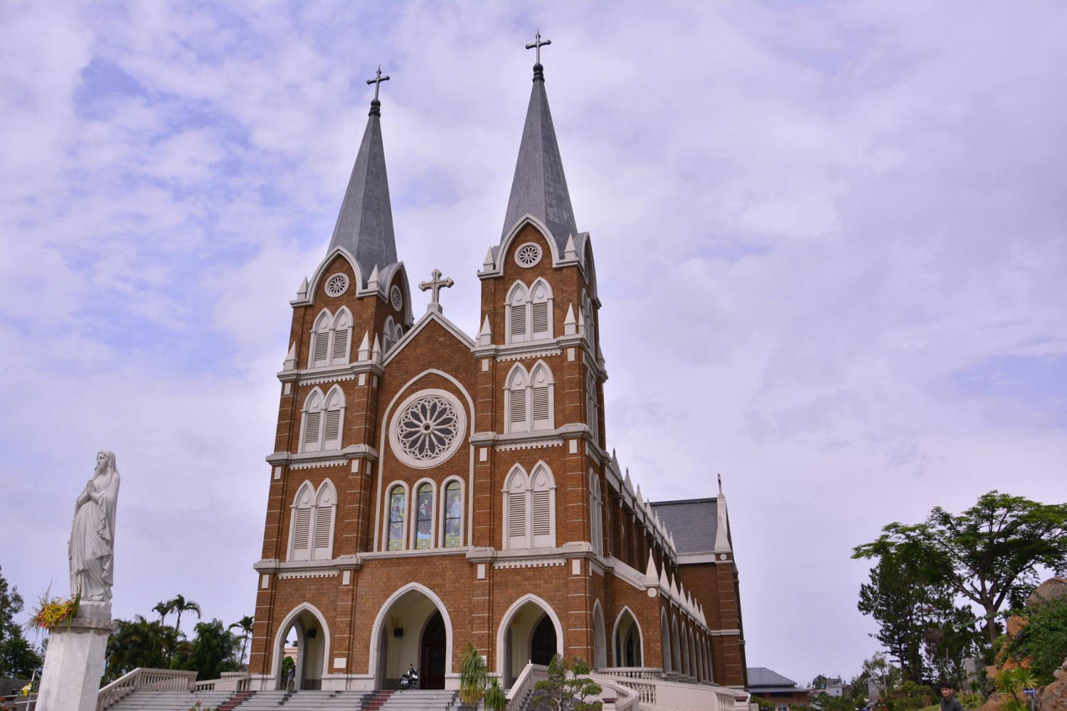 Nhà thờ Thánh Mẫu Bảo Lộc mang âm hưởng của lối kiến trúc Pháp 2