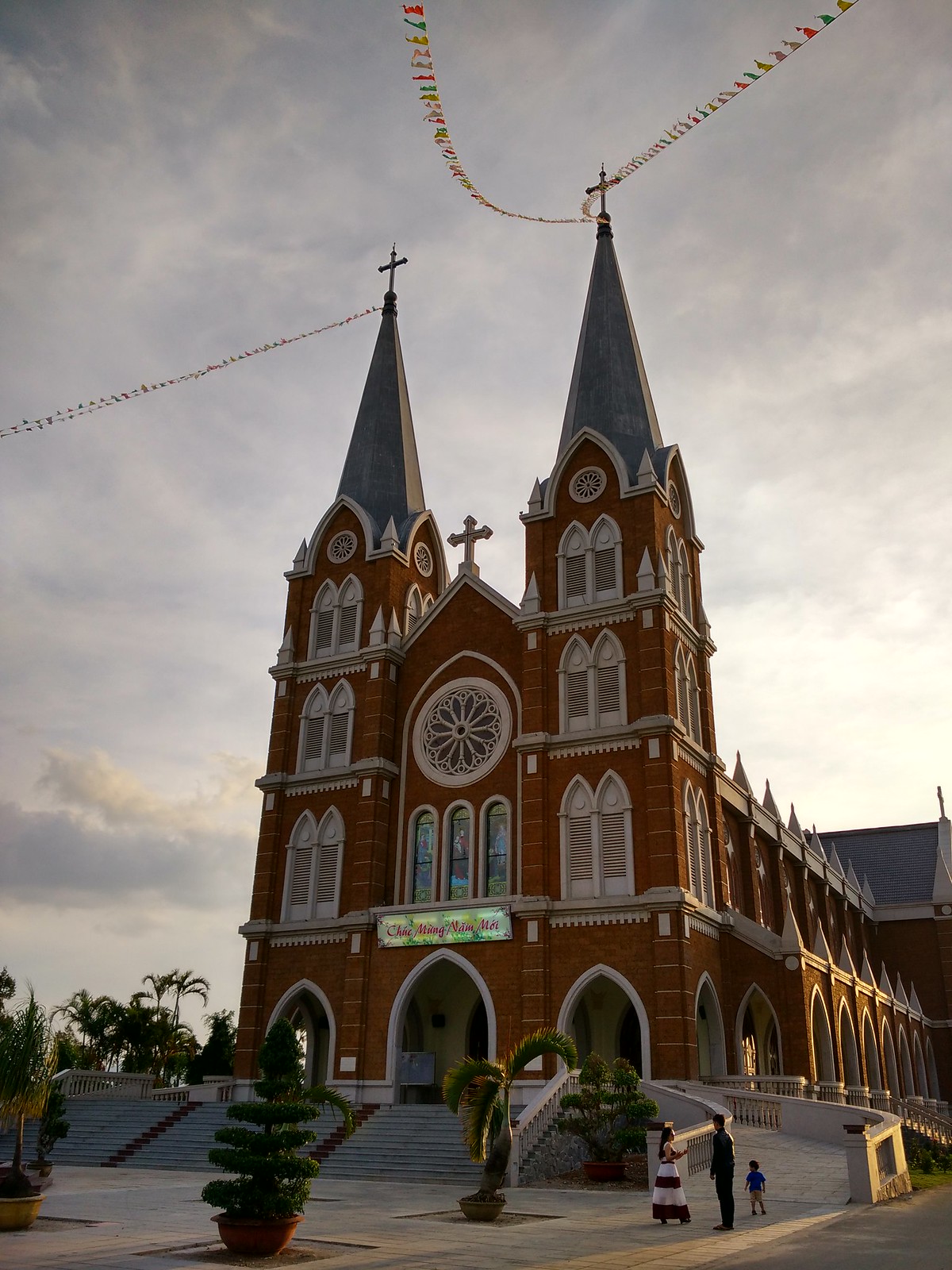 Nhà thờ Thánh Mẫu Bảo Lộc mang âm hưởng của lối kiến trúc Pháp 3