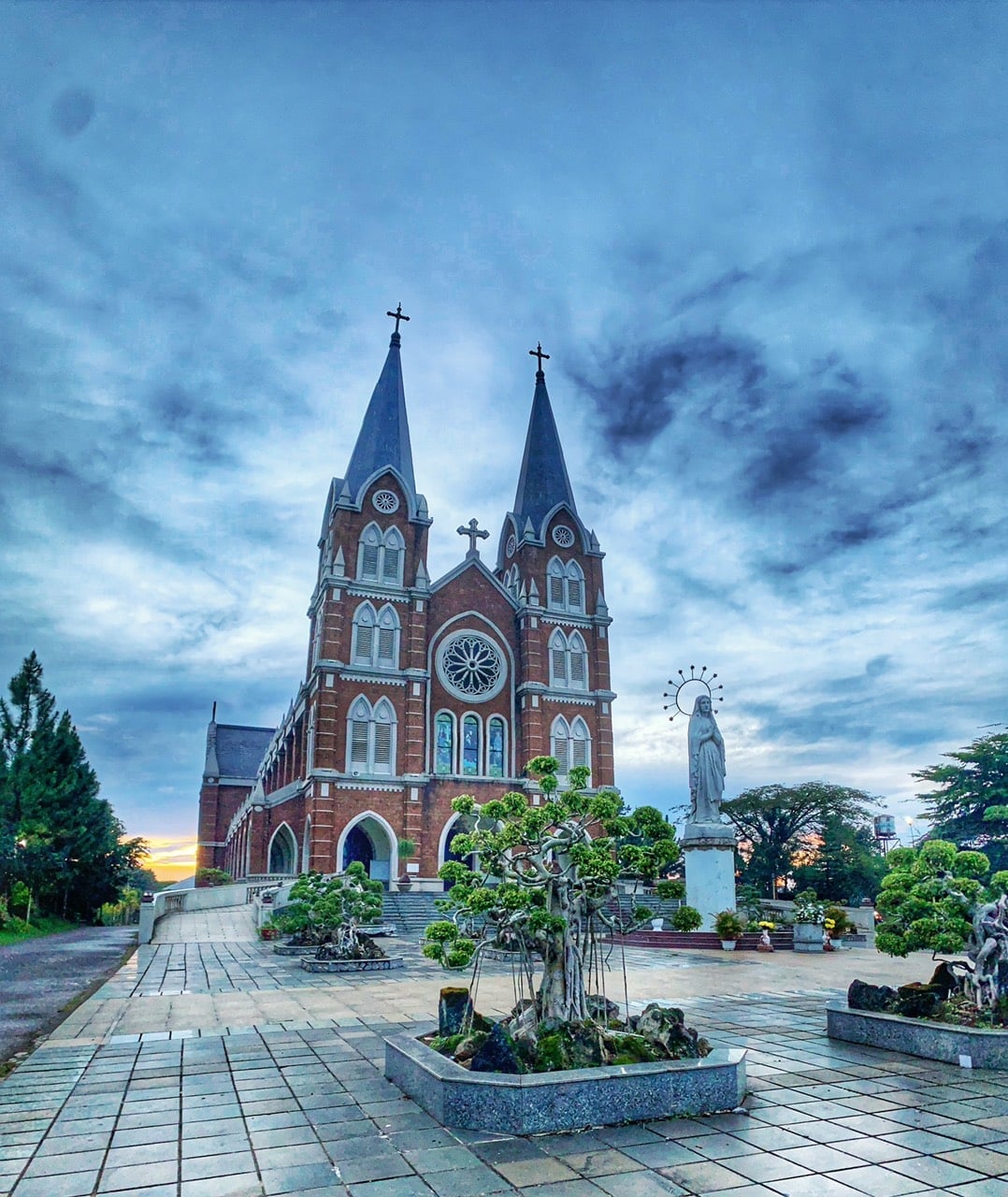 Nhà thờ Thánh Mẫu Bảo Lộc mang âm hưởng của lối kiến trúc Pháp 5