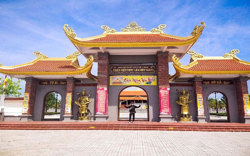 Top những ngôi chùa linh thiêng ở miền Nam nổi tiếng nhất 8