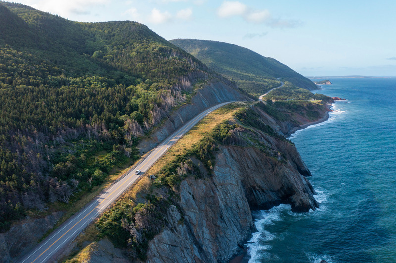 Cung đường ven biển Nova Scotia uốn lượn giữa sườn núi phủ rừng và vách đá sát đại dương