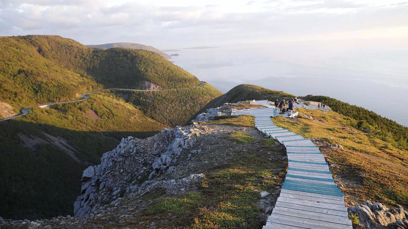Lối đi lát gỗ Skyline Trail tại Nova Scotia men theo sườn đồi phủ cỏ và hướng ra biển