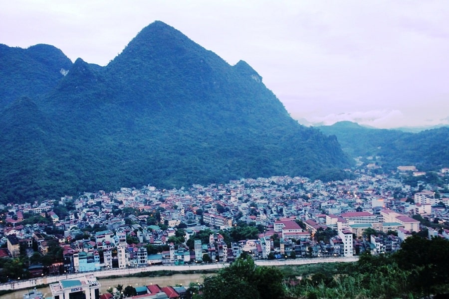 Núi Cấm Sơn Hà Giang - Chinh phục bức tranh hùng vĩ giữa lòng thành phố 3