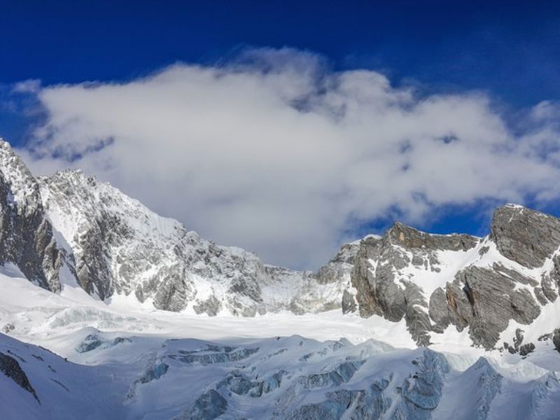 Khám phá núi tuyết Ngọc Long: Sự hòa quyện giữa tuyết trắng và mây trời 2