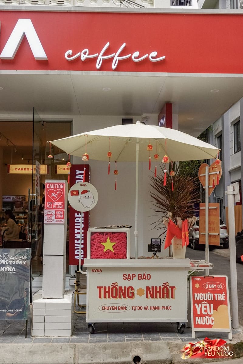 Check-in 14 quán cà phê Hà Nội rực rỡ cờ đỏ sao vàng 19