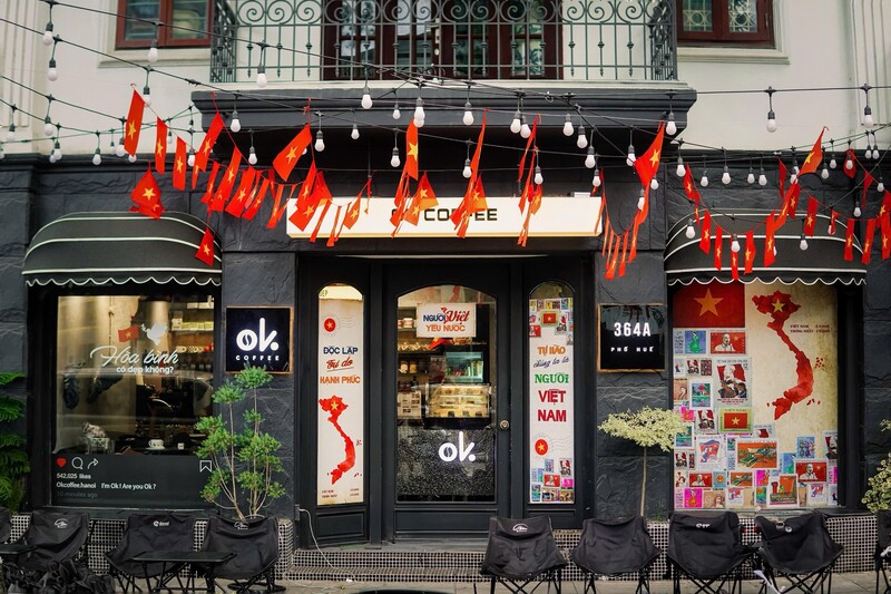 Check-in 14 quán cà phê Hà Nội rực rỡ cờ đỏ sao vàng 17