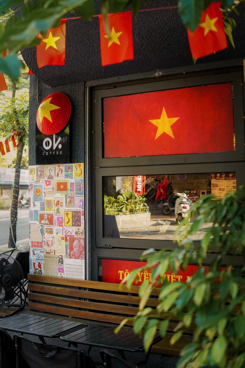 Check-in 14 quán cà phê Hà Nội rực rỡ cờ đỏ sao vàng 16
