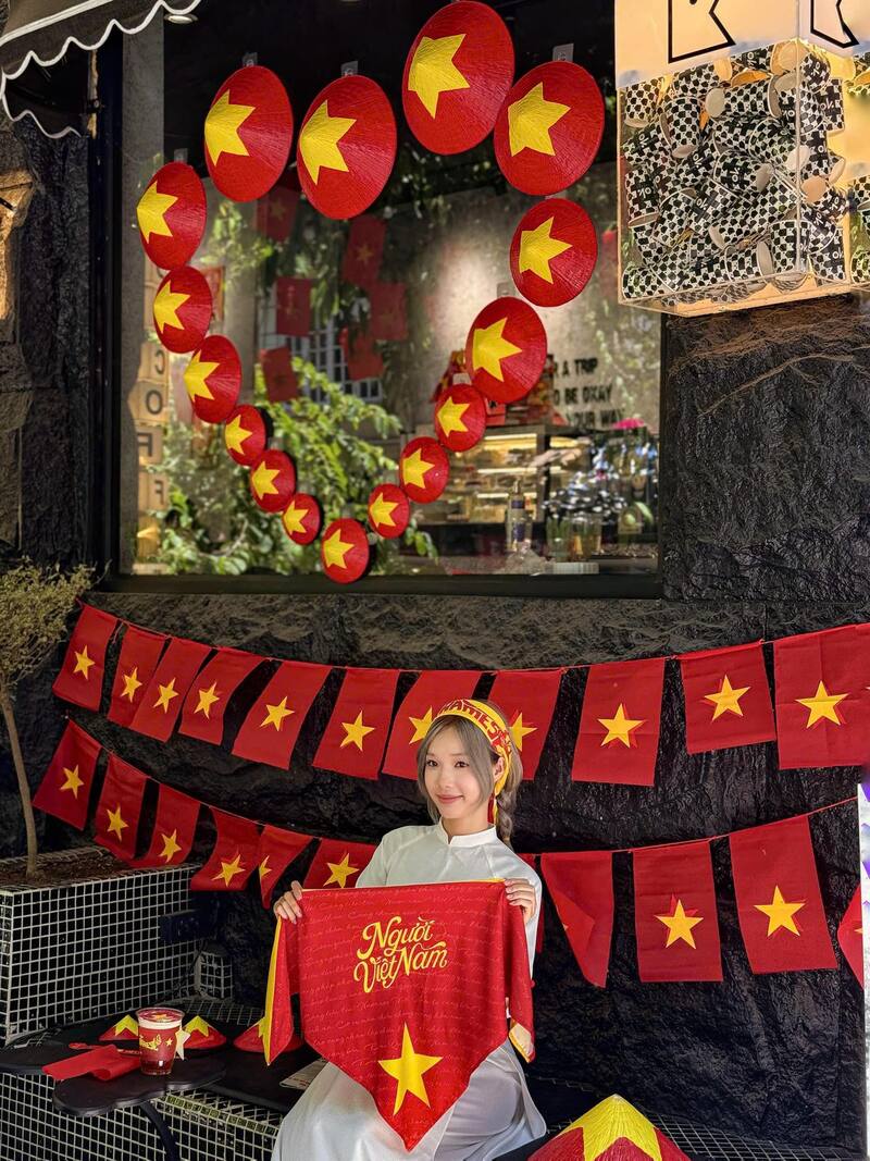 Check-in 14 quán cà phê Hà Nội rực rỡ cờ đỏ sao vàng 15