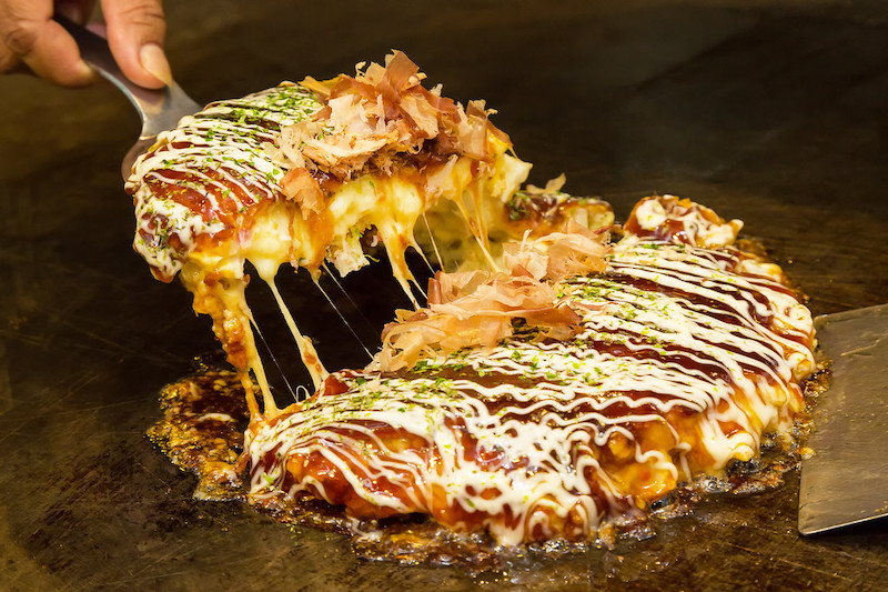 Okonomiyaki và tất cả những điều bạn cần biết về bánh xèo Nhật Bản