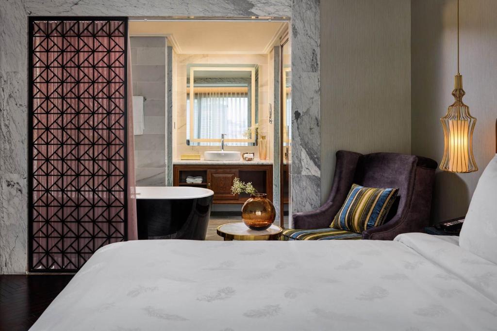 Peridot Grand Hotel And Spa by AIRA mang phong cách hoàng gia giữa Hà Thành 9