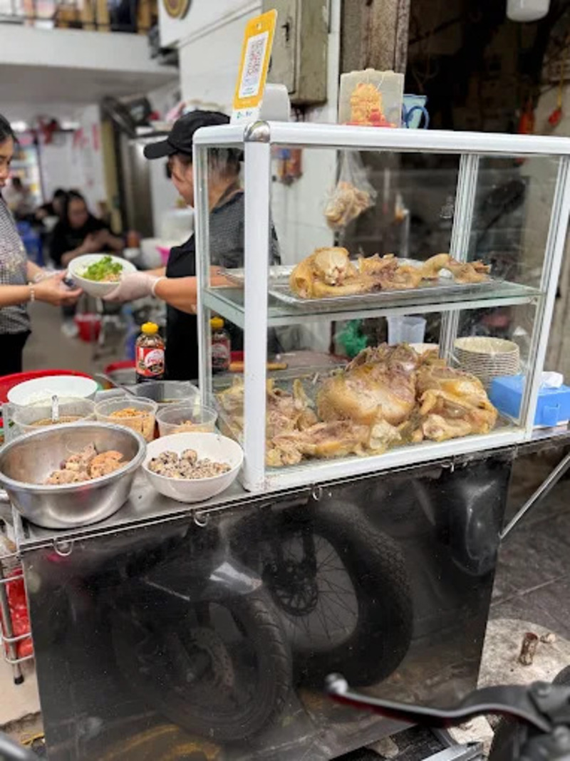 Phở gà Hàng Hòm: Quán Phở Gà Hà được Michelin vinh danh 5