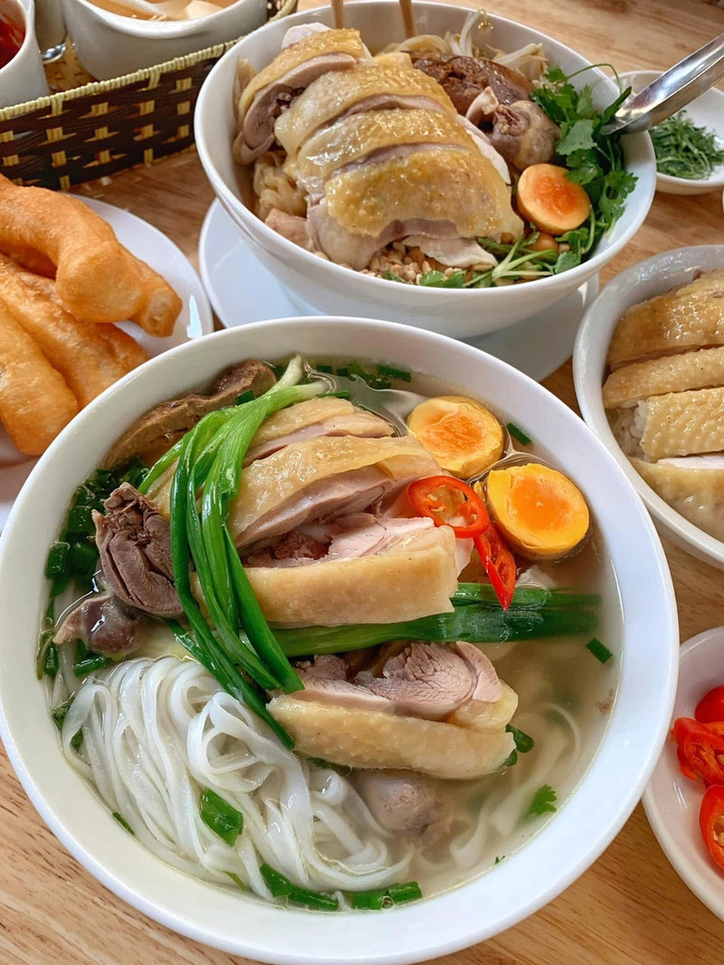Thưởng thức phở gà Huyền Hương, bát phở Michelin Selected 3