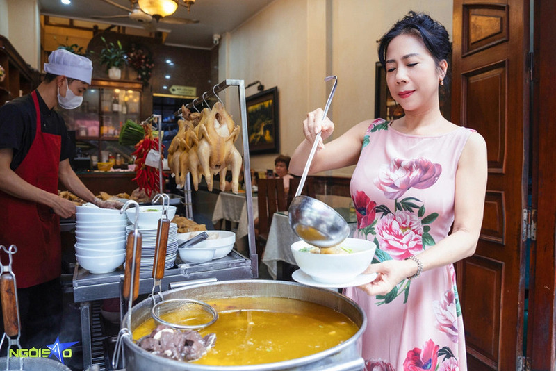 Thưởng thức phở gà Huyền Hương, bát phở Michelin Selected 4