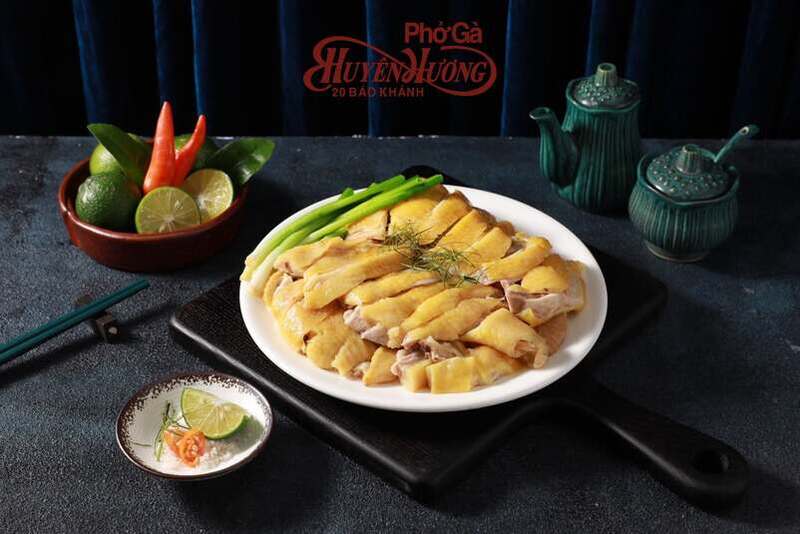 Thưởng thức phở gà Huyền Hương, bát phở Michelin Selected 8