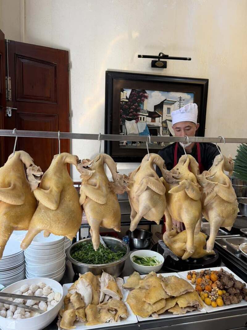 Thưởng thức phở gà Huyền Hương, bát phở Michelin Selected 9