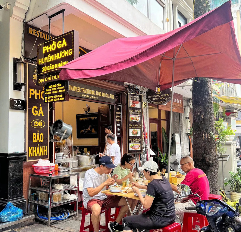 Thưởng thức phở gà Huyền Hương, bát phở Michelin Selected 2