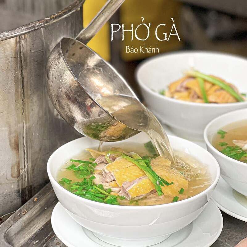 Thưởng thức phở gà Huyền Hương, bát phở Michelin Selected 7