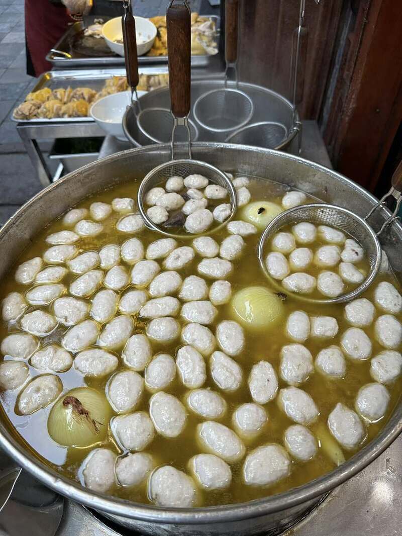 Thưởng thức phở gà Huyền Hương, bát phở Michelin Selected 6