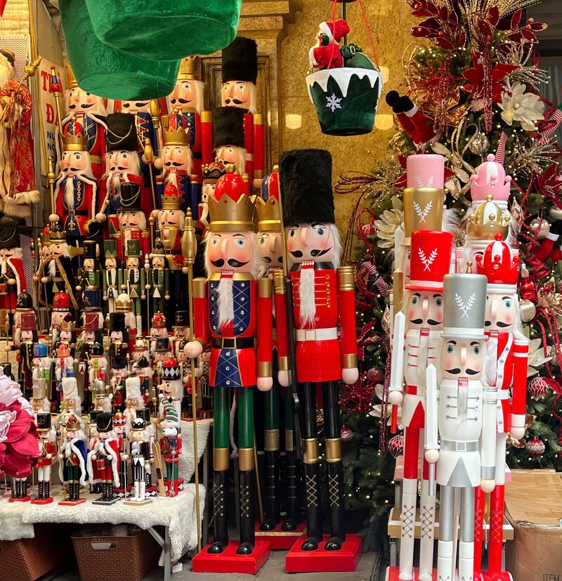 Phố Hàng Mã lung linh trước thềm Noel 2025 7