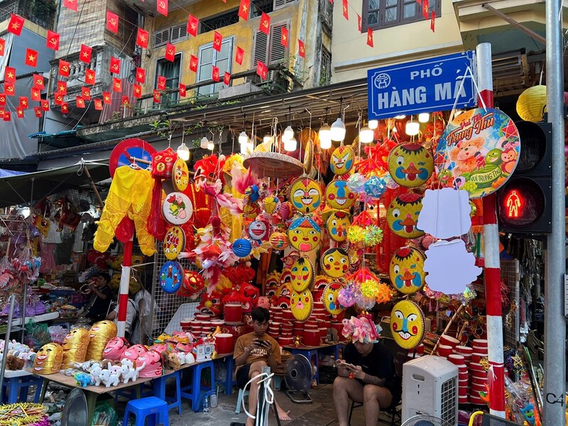Phố Hàng Mã Trung thu 2025 màu sắc rực rỡ, nao nức người 2
