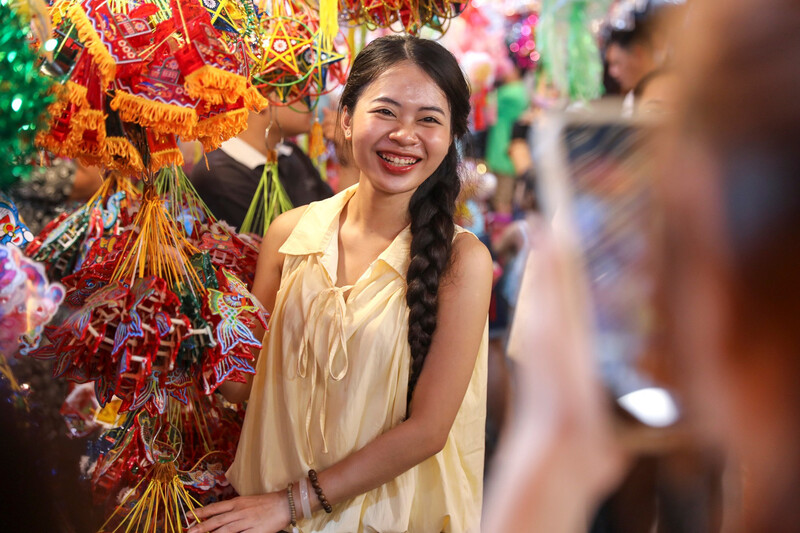 Phố lồng đèn Quận 5 Lương Nhữ Học bừng sáng cả góc đường dịp Trung thu 11