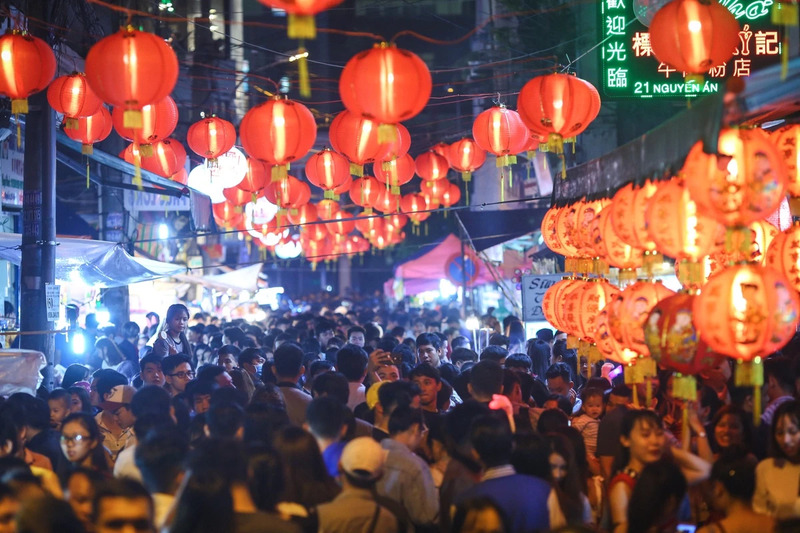 Phố lồng đèn Quận 5 Lương Nhữ Học bừng sáng cả góc đường dịp Trung thu 9