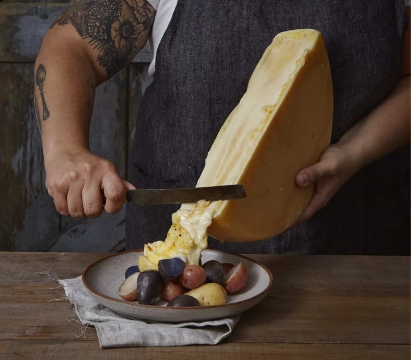 Phô mai Raclette: Vũ điệu tan chảy của tinh hoa ẩm thực vùng Alps 2