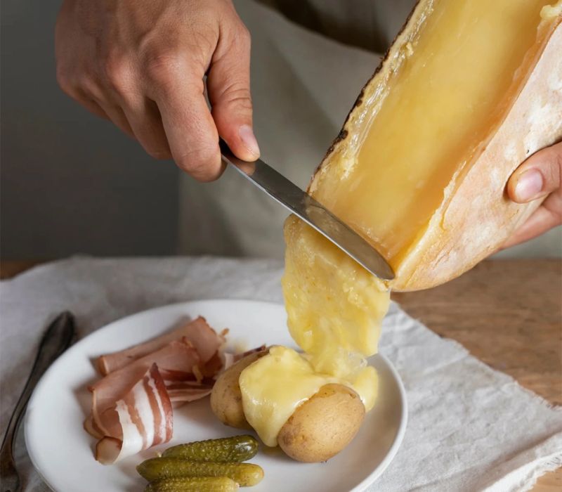 Phô mai Raclette: Vũ điệu tan chảy của tinh hoa ẩm thực vùng Alps 4