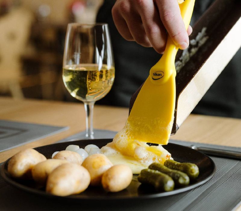 Phô mai Raclette: Vũ điệu tan chảy của tinh hoa ẩm thực vùng Alps 6