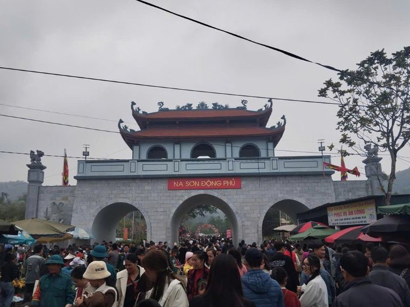 Hành hương về Phủ Na và trải nghiệm lễ hội dưới chân núi Nưa 3