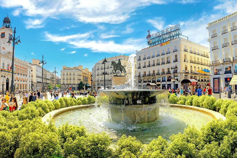 Quảng trường Puerta del Sol: Trái tim sôi động của Madrid 7