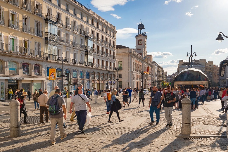 Quảng trường Puerta del Sol: Trái tim sôi động của Madrid 8
