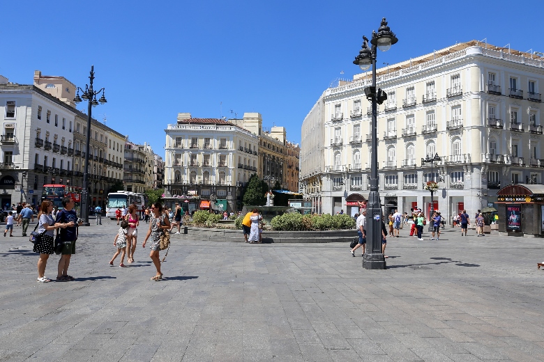 Quảng trường Puerta del Sol: Trái tim sôi động của Madrid 9
