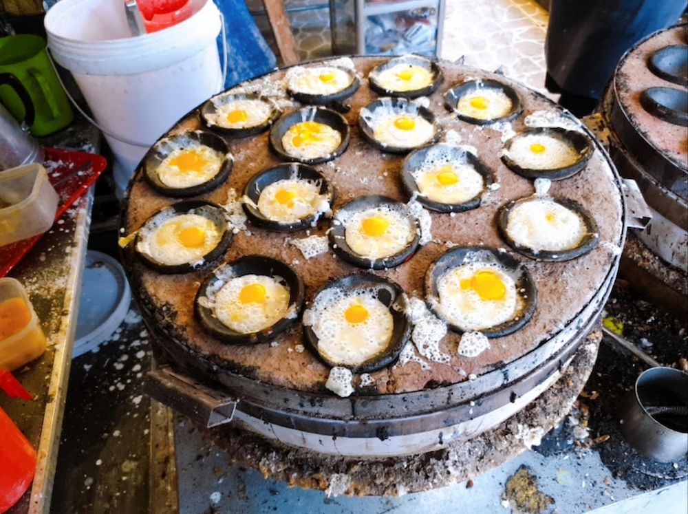 Quán bánh căn Nhà Chung – Chỉ có trứng và bột nhúng nước mắm nhưng lại cuốn hút lạ kỳ 6