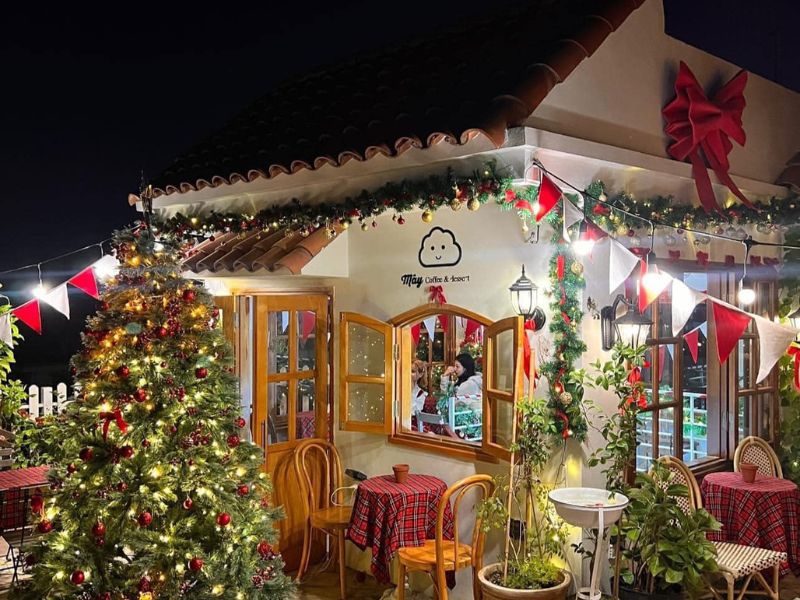 Check-in ngay 15 quán cafe trang trí Noel đẹp mê hồn ở Hà Nội 9