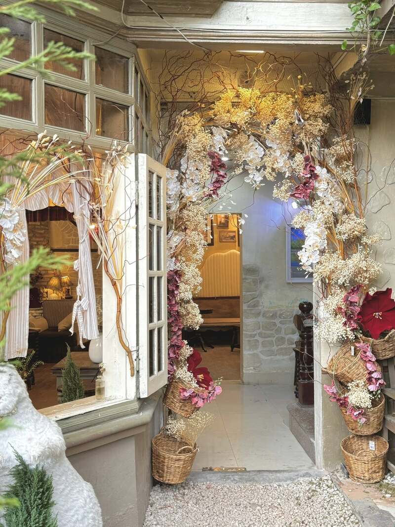 Top 11 quán cafe trang trí Tết đẹp tại Hà Nội 2026 4