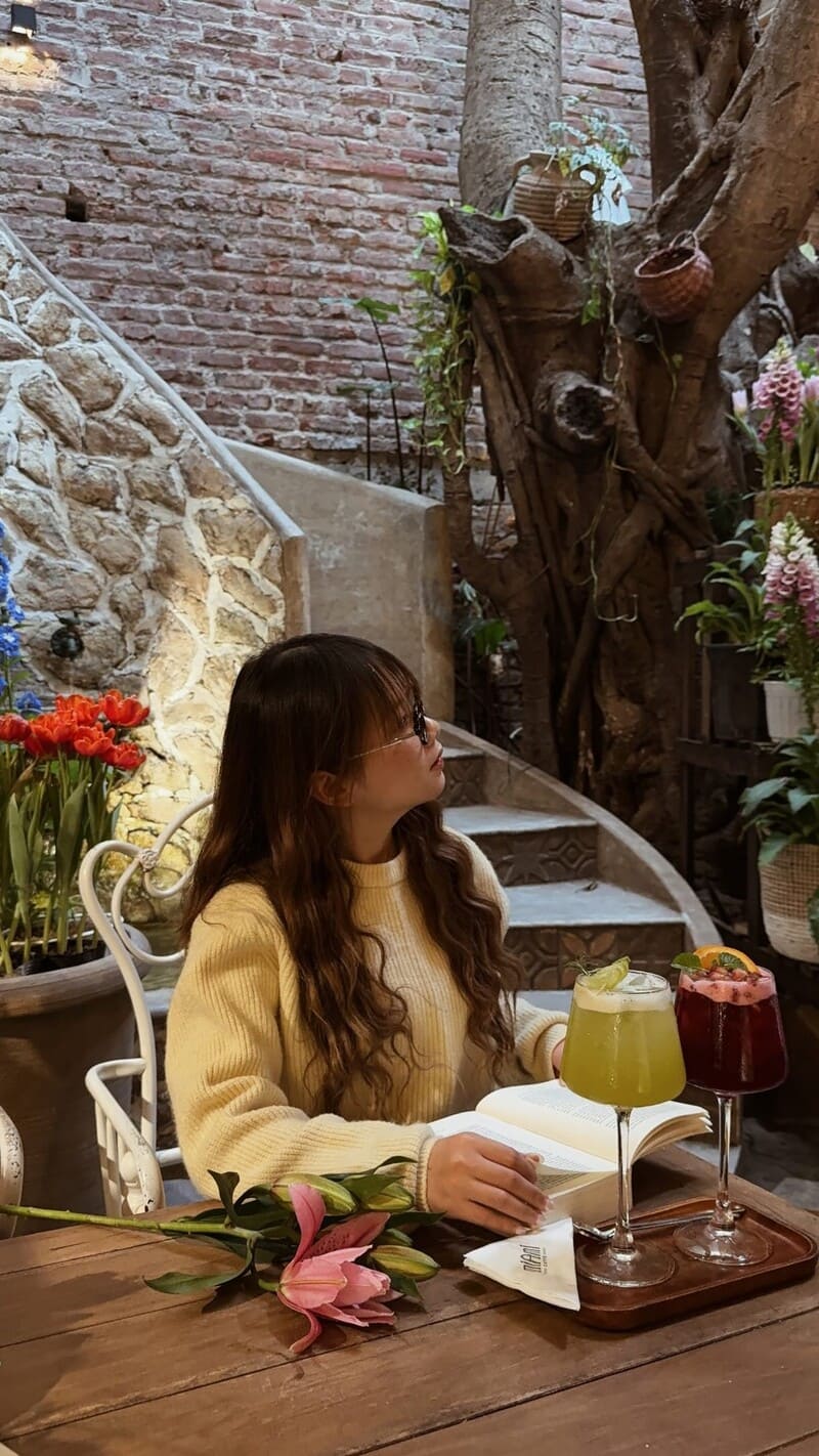 Top 11 quán cafe trang trí Tết đẹp tại Hà Nội 2026 15