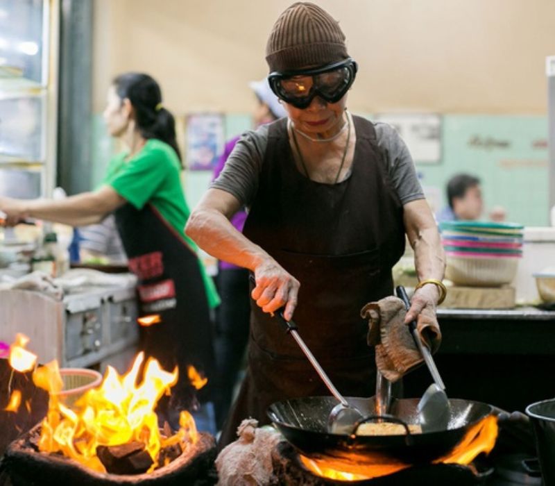 Raan Jay Fai, hành trình từ đường phố đến danh vọng sao Michelin 2