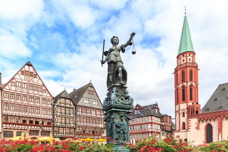Lạc giữa Quảng trường Romerberg, kỳ quan miền Frankfurt 8