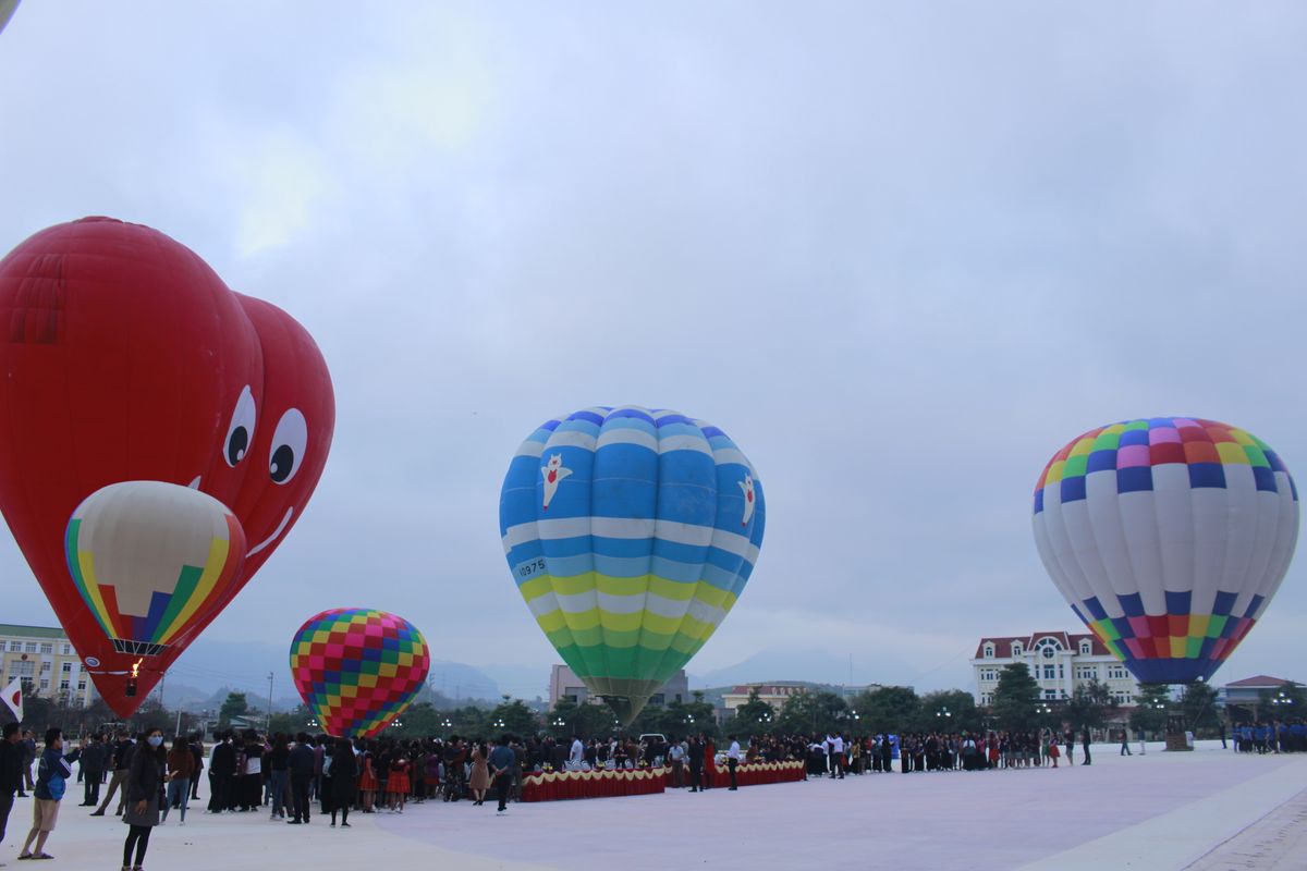 Rực rỡ sắc màu với Lễ hội khinh khí cầu Mộc Châu 4