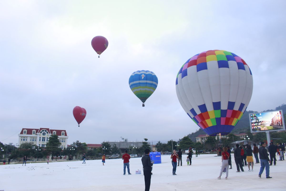 Rực rỡ sắc màu với Lễ hội khinh khí cầu Mộc Châu 5