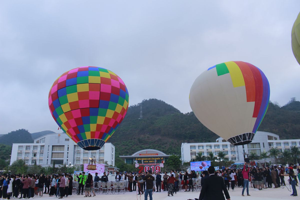 Rực rỡ sắc màu với Lễ hội khinh khí cầu Mộc Châu 6