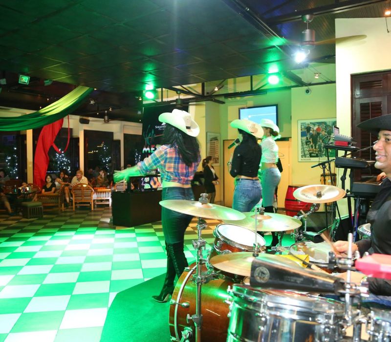 Saigon Saigon Rooftop Bar: Nơi lưu giữ lịch sử Sài Gòn 8