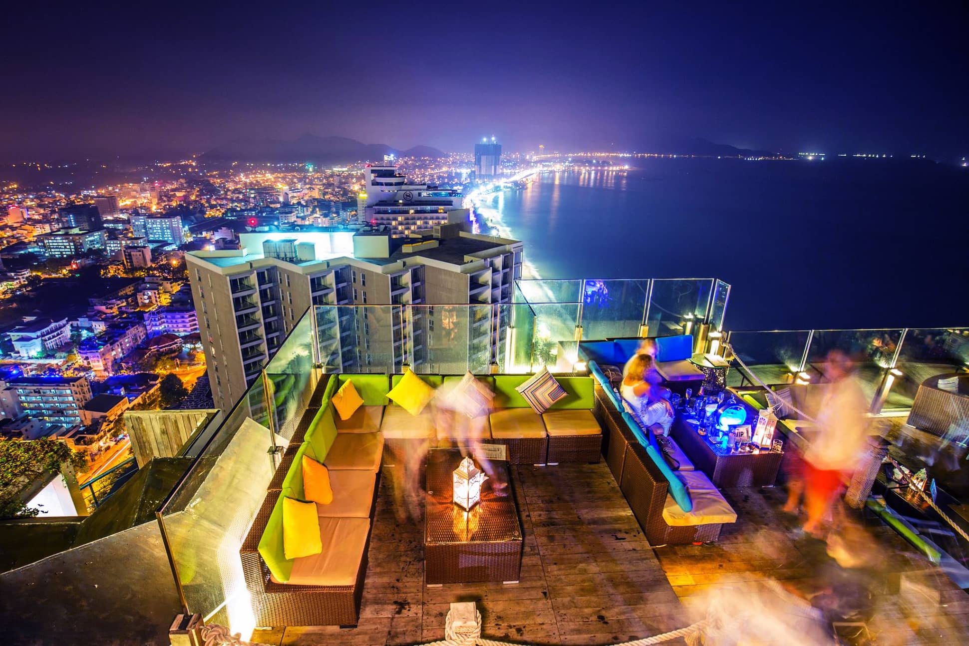 Skylight Nha Trang - 'Quẩy' cực đã tại quán bar view xịn sò nơi thành phố biển 8