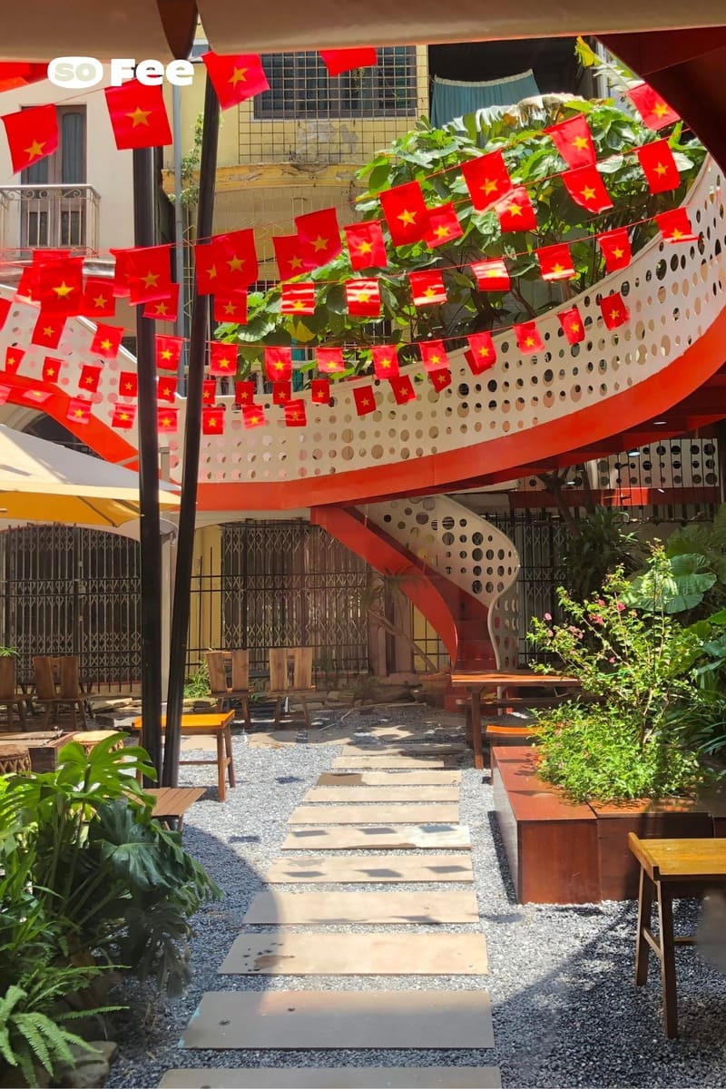 Check-in 14 quán cà phê Hà Nội rực rỡ cờ đỏ sao vàng 28