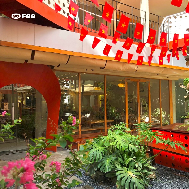 Check-in 14 quán cà phê Hà Nội rực rỡ cờ đỏ sao vàng 29